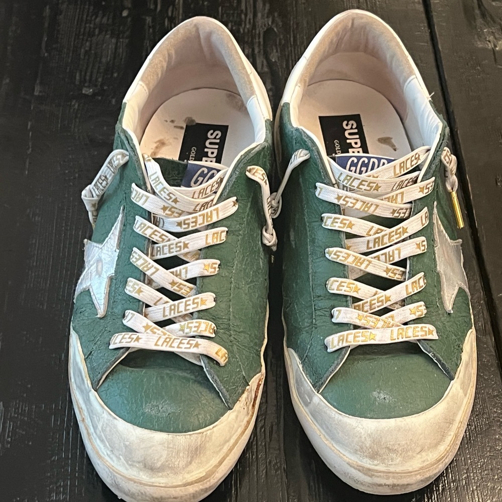 Golden Goose - Green Sneakers with a gold trim show lace